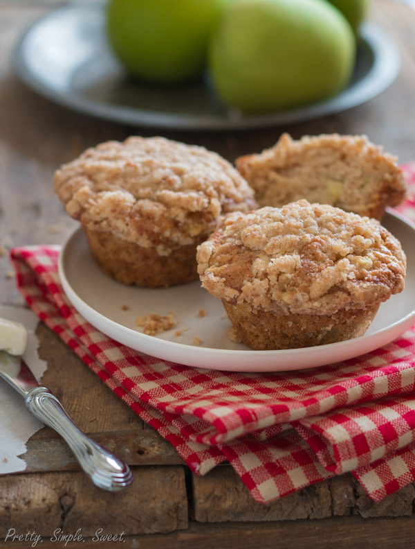 Moist apple muffins with a crumb topping | prettysimplesweet.com