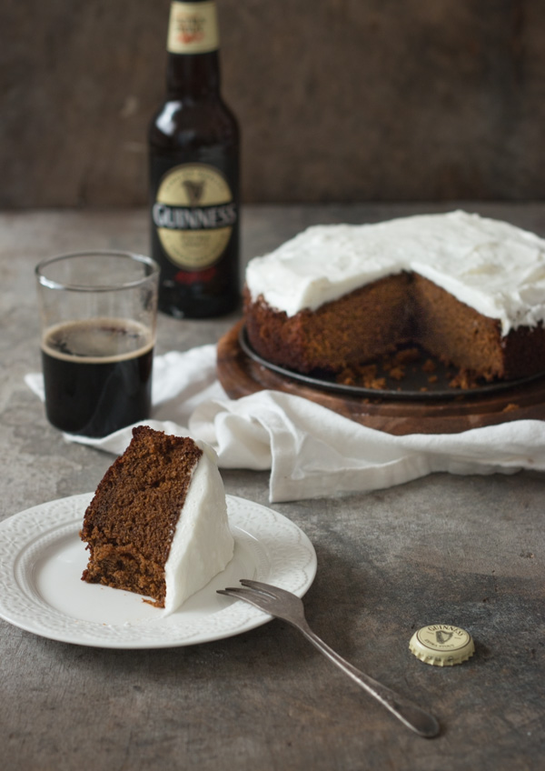 Spiced, old-fashioned gingerbread cake 