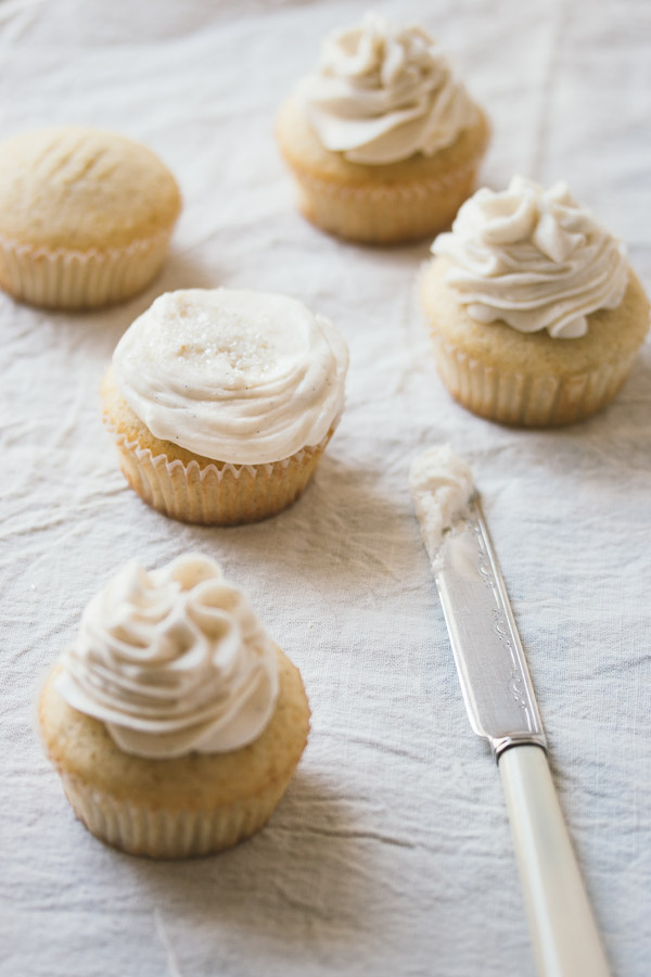 frosted vanilla cupcakes 