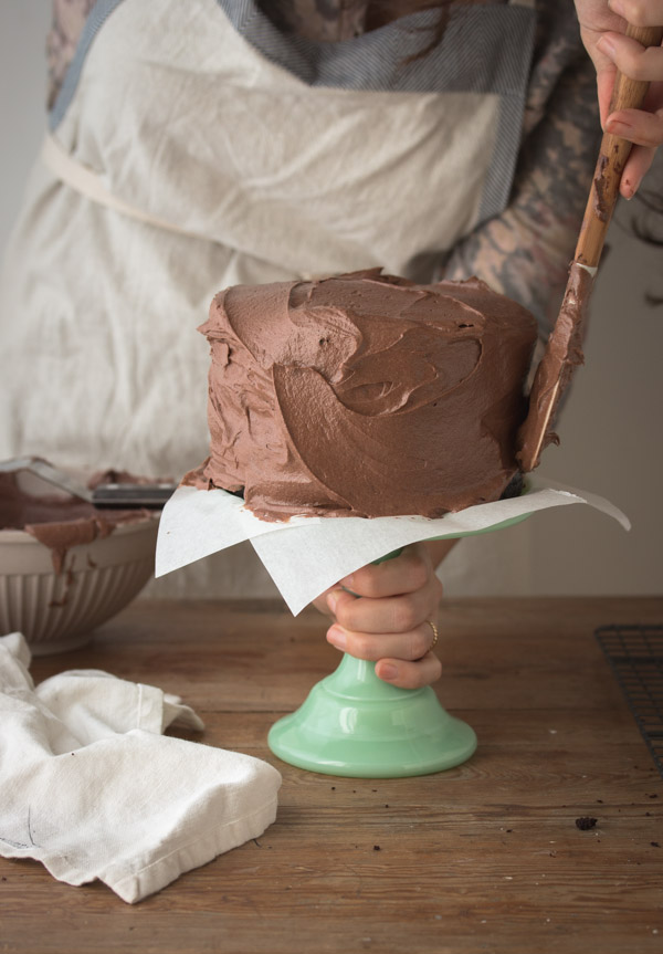How to Frost a Cake | prettysimplesweet.com