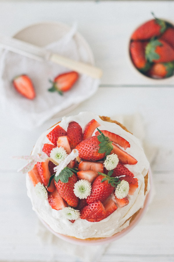 A simple strawberry cream cake made of layers of vanilla sponge cake, soft whipped cream, and fresh strawberries | prettysimplesweet.com