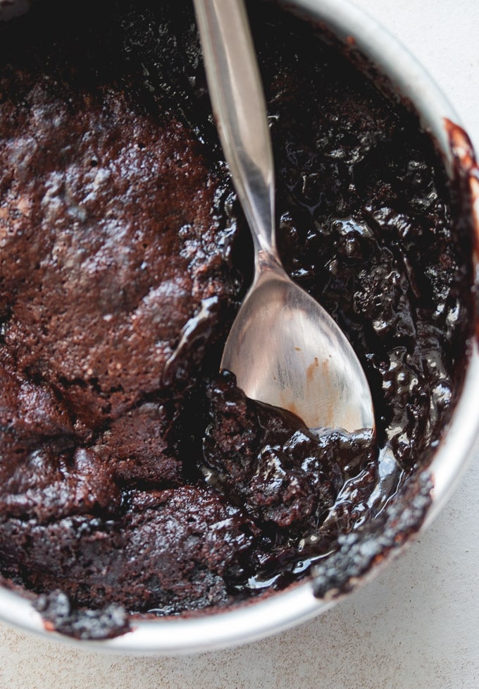 Torta budino al cioccolato con caramello caldo