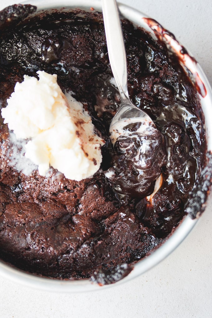 Gâteau au pouding au chocolat et au fudge chaud