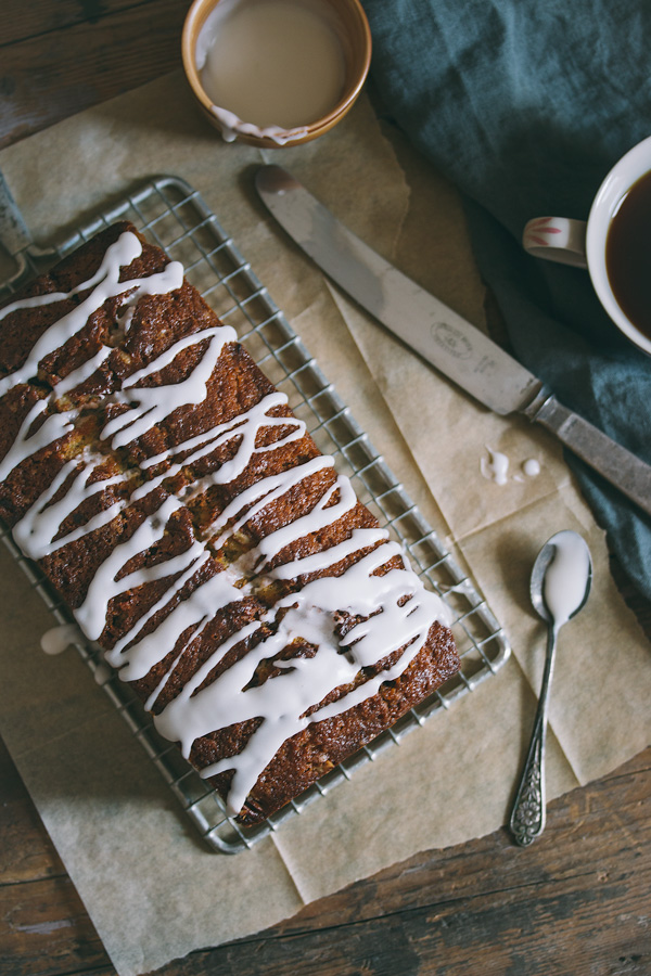 Cinnamon swirl cake that tastes just like cinnamon rolls! | prettysimplesweet.com