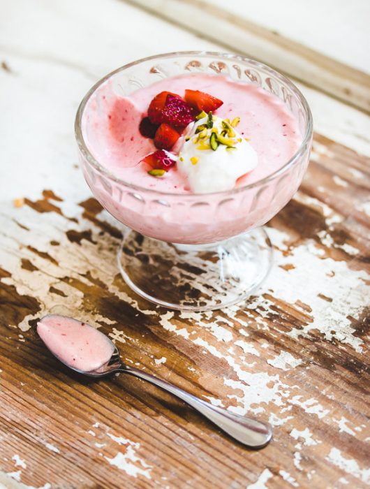 10-minute strawberry mousse