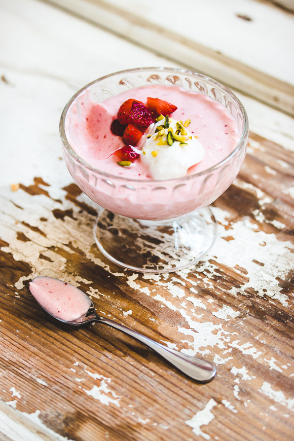10-minute strawberry mousse