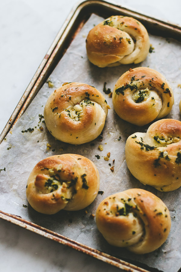 Restaurant-Style Garlic Knots (Easy!) - Pretty. Simple. Sweet.