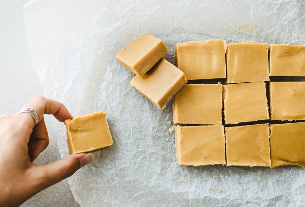 Amazing Peanut Butter Fudge (4 Ingredients)