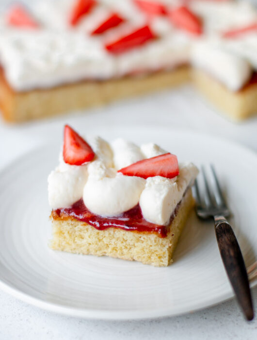 strawberry champagne cake