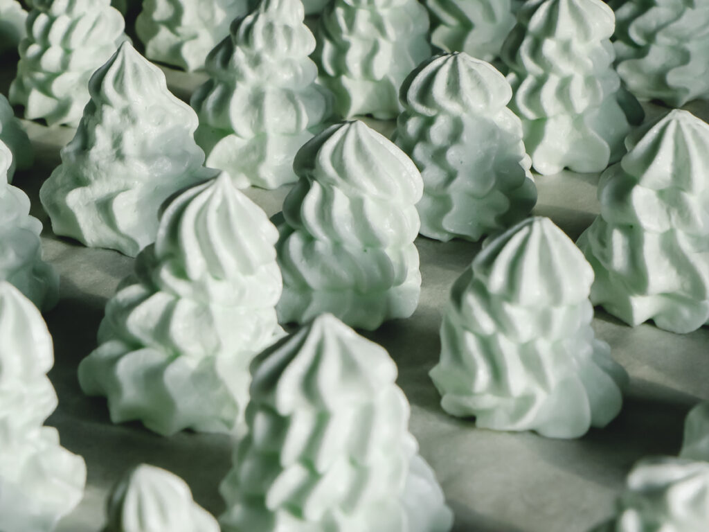 Mint Meringues made with Creme de Menthe - Pretty. Simple. Sweet.